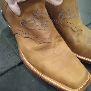 Justin Womens Leather Pink Boots. Size 7B, Single Stitch Leather Sole.